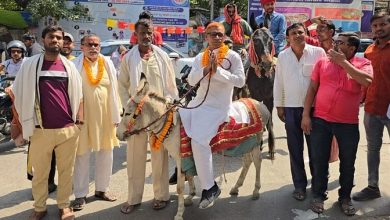 ઉમેદવાર  ગધેડા પર બેસીને ગોપાલગંજ પહોંચ્યા: ચૂંટણી 2024માં વિચિત્ર રંગો જોવા મળી રહ્યા છે