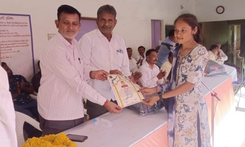 બાયડ તાલુકાના ક્ષત્રિય સમાજના તેજસ્વી તારલાઓનું સન્માન બક્ષીપંચ છાત્રાલય ફતેપુરા ખાતે યોજાયું* બાયડ તાલુકાના ક્ષત્રિય સમાજના તેજસ્વી તારલાઓનું સન્માન બક્ષીપંચ છાત્રાલય ફતેપુરા ખાતે યોજાયું*
